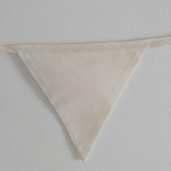 Varal de Bandeirolas em Tecido Cru e Off White