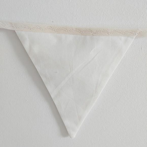 Varal de Bandeirolas em Tecido Cru e Off White