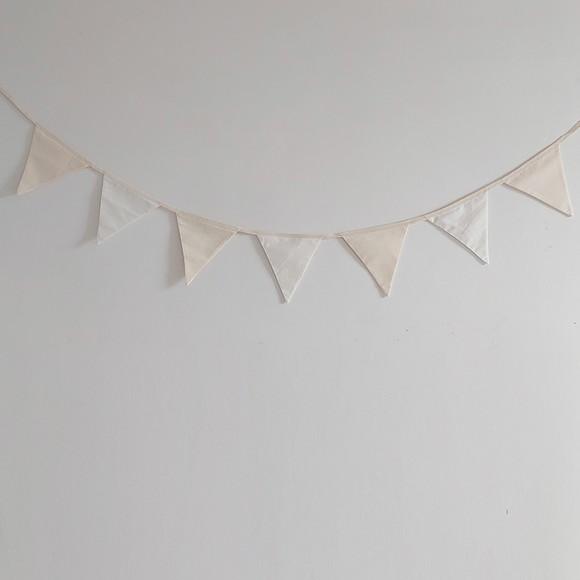 Varal de Bandeirolas em Tecido Cru e Off White