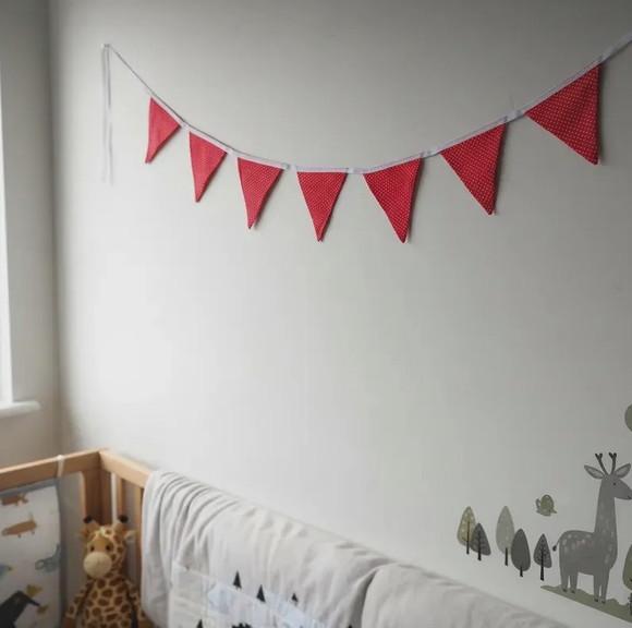 Varal de Bandeirolas em Tecido Vermelho Poá Branco