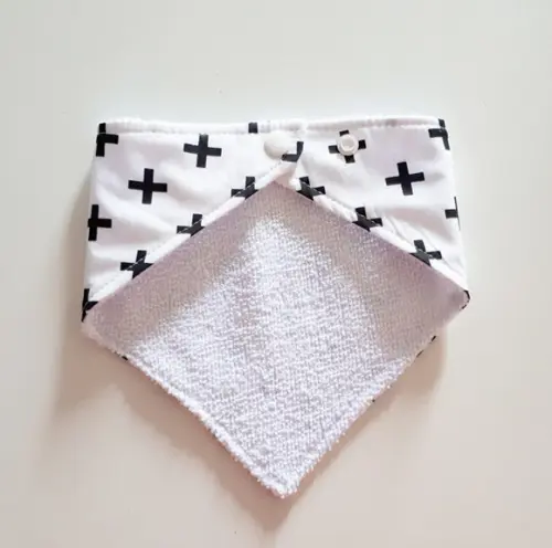 Babador atoalhado bandana Branco cruz preta
