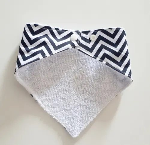 Babador atoalhado bandana Chevron Azul Marinho