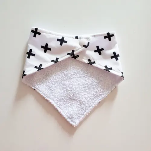 Babador atoalhado bandana Branco cruz preta