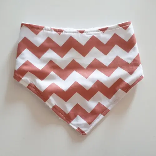 Babador atoalhado bandana Chevron Goiaba