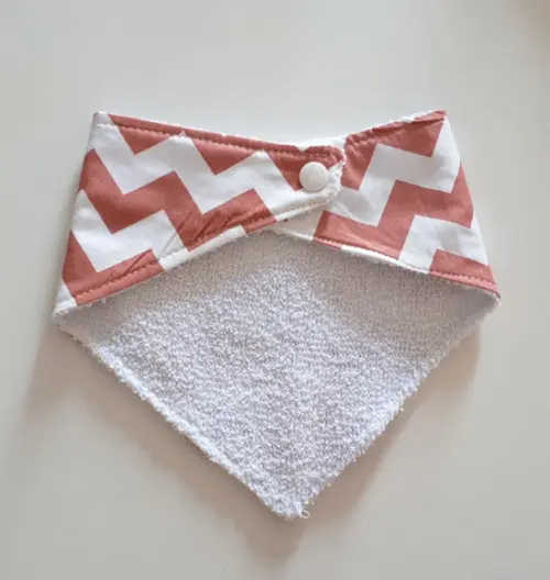 Babador atoalhado bandana Chevron Goiaba