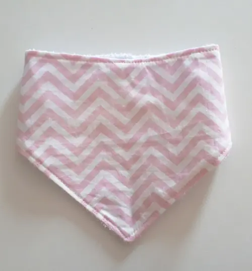 Babador atoalhado bandana chevron rosa
