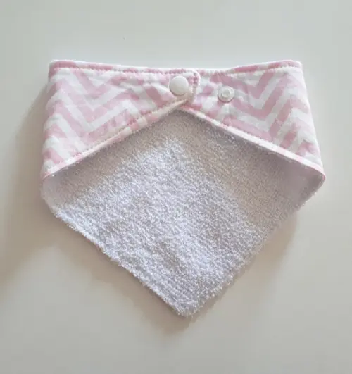 Babador atoalhado bandana chevron rosa