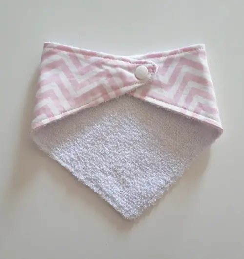 Babador atoalhado bandana chevron rosa