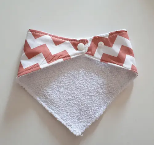 Babador atoalhado bandana Chevron Goiaba