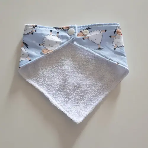 Babador atoalhado bandana Ovelhinhas em azul