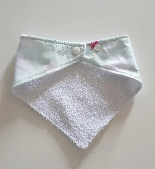 Babador atoalhado bandana nuvem verde