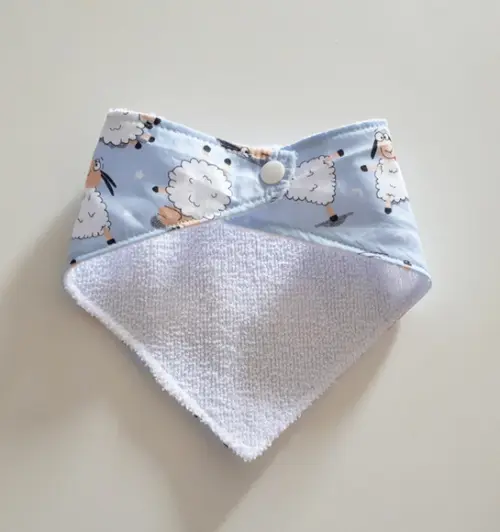 Babador atoalhado bandana Ovelhinhas em azul