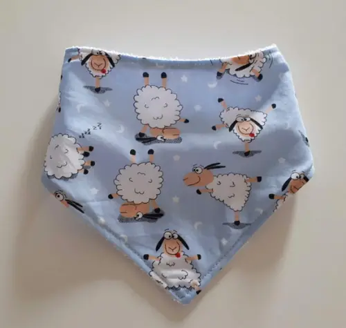 Babador atoalhado bandana Ovelhinhas em azul