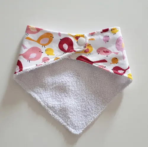 Babador atoalhado bandana passarinhos