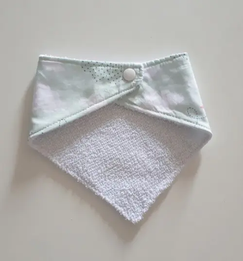 Babador atoalhado bandana nuvem verde