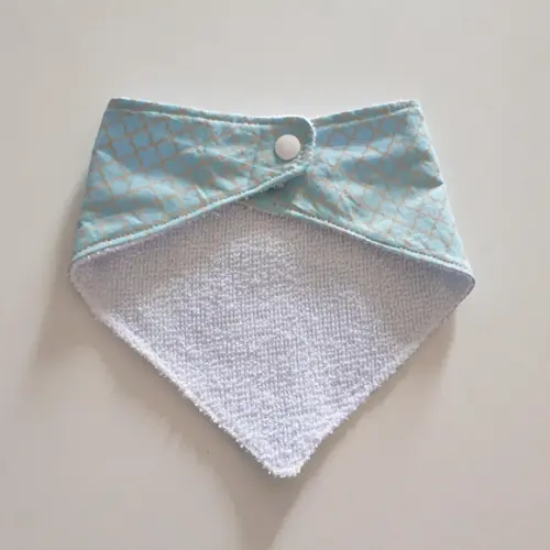 Babador atoalhado bandana verde arabesco dourado