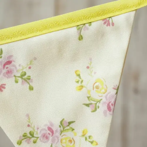 Bandeirinhas de Tecido Amarelo Flores