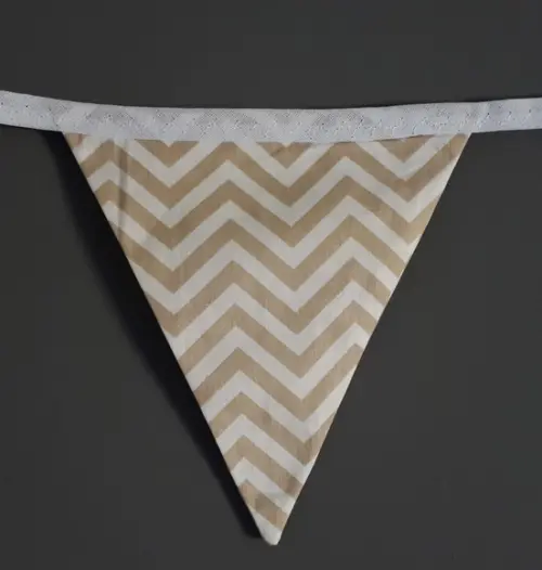 Bandeirinhas de Tecido Chevron Fino Bege