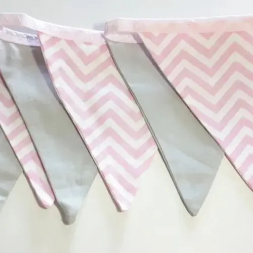 Bandeirinhas de Tecido Chevron Fino Rosa com Cinza