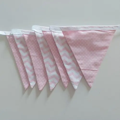 Bandeirinhas de Tecido Poa e Chevron Rosa e Branco