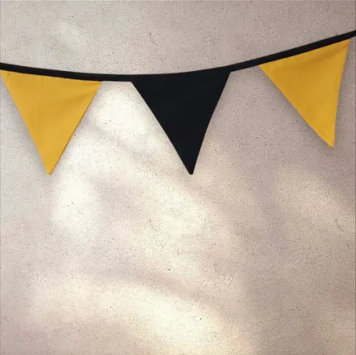 Bandeirinhas de Tecido Preto e Amarelo