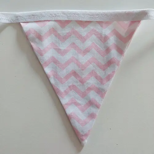 Bandeirinhas de Tecido Poa e Chevron Rosa e Branco