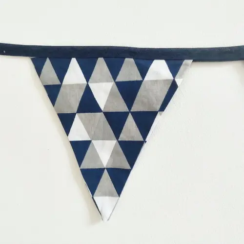 Bandeirinhas em Tecido Grafismo Azul Marinho