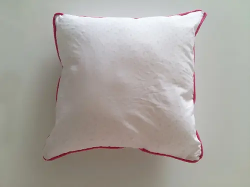Capa de Almofada Branca com cordão Pink
