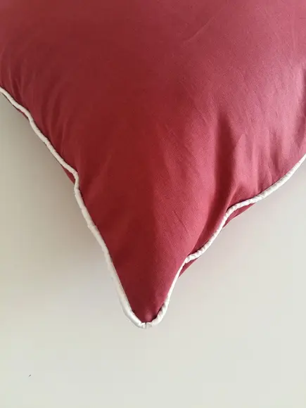 Capa de Almofada Color Marsala com Cordão Branco