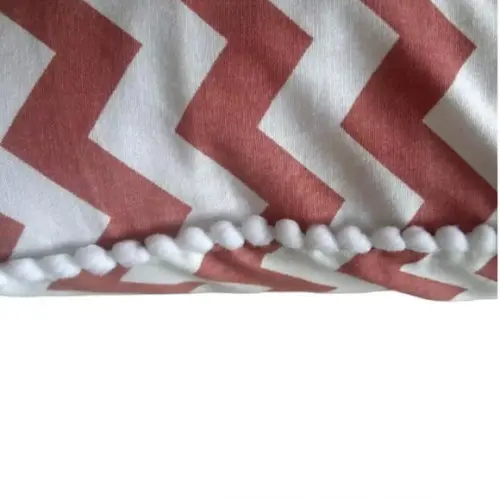 Capa de Almofada Retangular Chevron Goiaba e Grelot