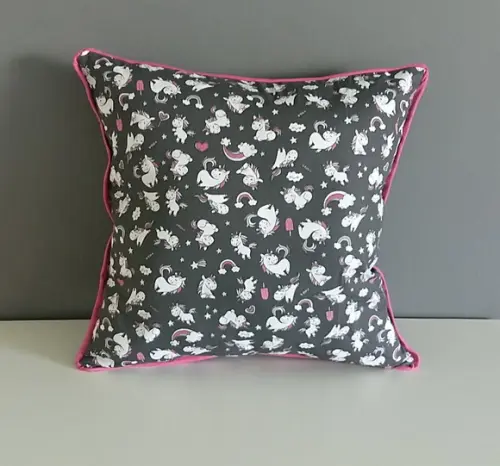 Capa de Almofada Unicórnio Cinza grafite com vivo rosa