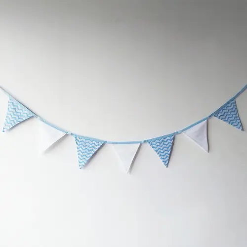 Varal de Bandeirolas em Tecido Chevron Azul e Branco