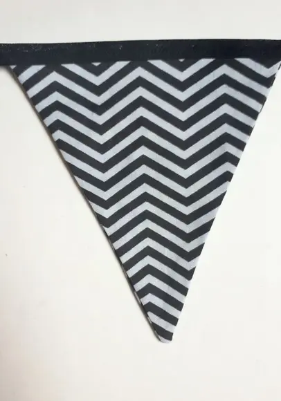 Varal de Bandeirolas em Tecido Chevron Cinza e Preto