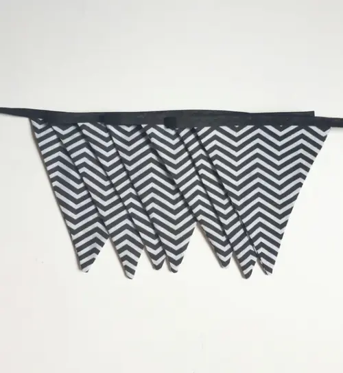 Varal de Bandeirolas em Tecido Chevron Cinza e Preto