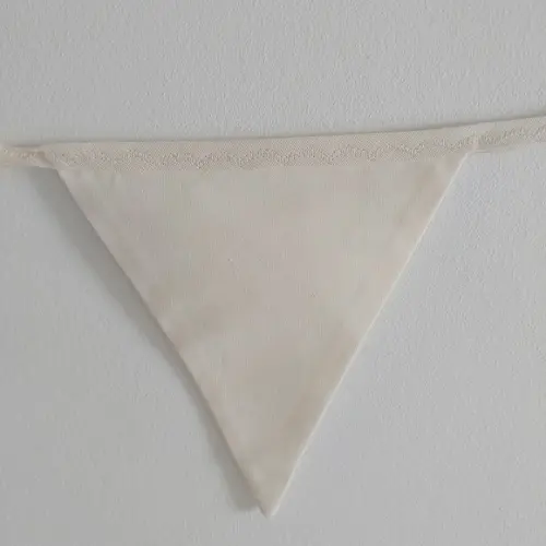 Varal de Bandeirolas em Tecido Cru e Off White