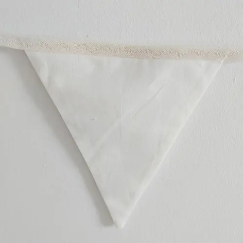 Varal de Bandeirolas em Tecido Cru e Off White