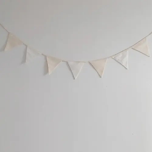 Varal de Bandeirolas em Tecido Cru e Off White