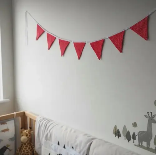 Varal de Bandeirolas em Tecido Vermelho Poá Branco