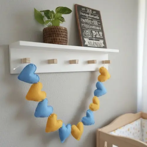 Varal de Corações em Feltro Azul e Amarelo