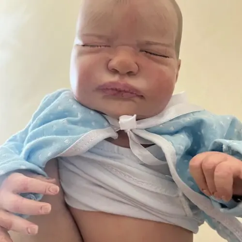 Bebe Reborn Menino Pode Banho e Faz Xixi Altamente Realista