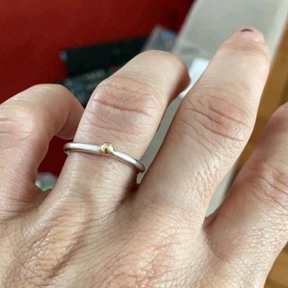 Anel solitário prata com bolinha de ouro 18k