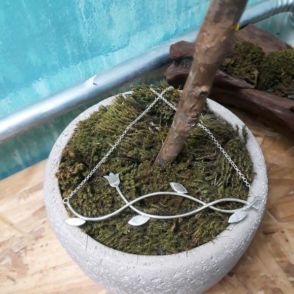 Gargantilha em prata Jardim de Tulipas