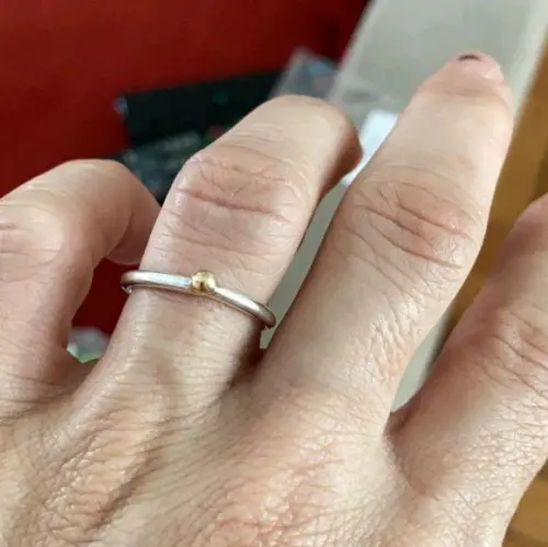 Anel solitário prata com bolinha de ouro 18k