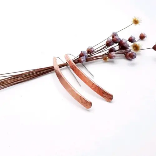 Brinco Longo Em Cobre Martelado Com Pino De Prata