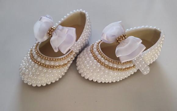 Sapatinho de Pérolas Brancas com Sola Antiderrapante