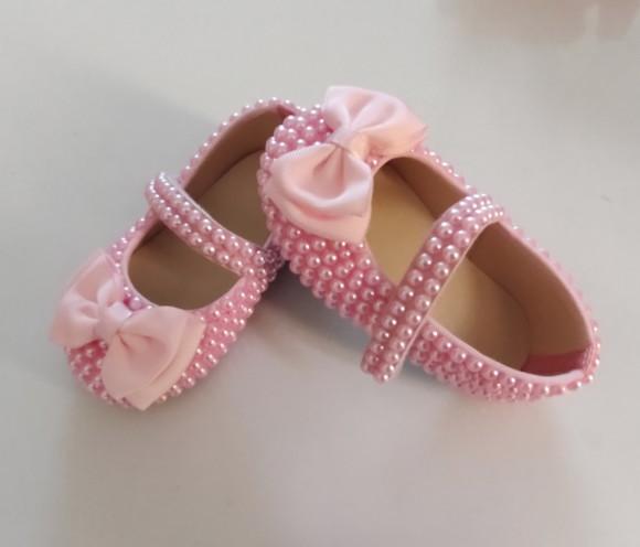 Sapatinho de Pérolas Rosas com Sola Antiderrapante