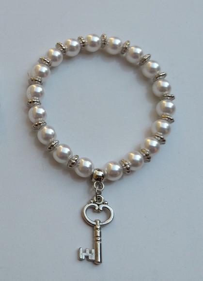 Pulseira de pérolas com pingente para madrinhas