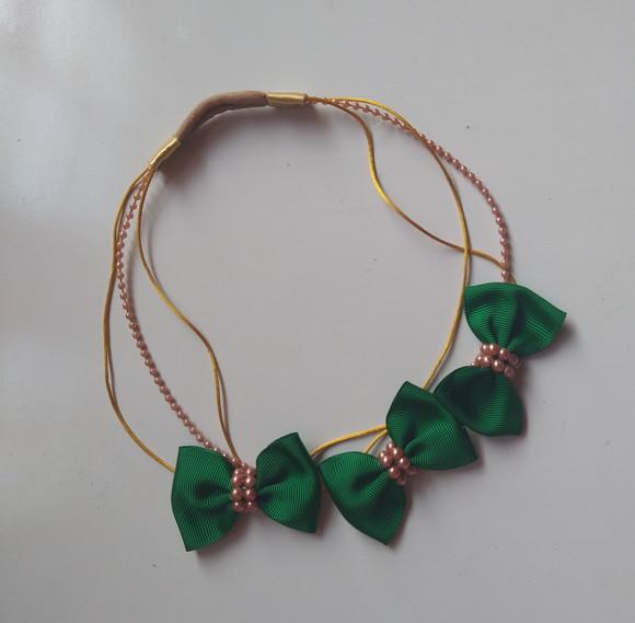 Faixinha de luxo dourado com lacinhos verdes