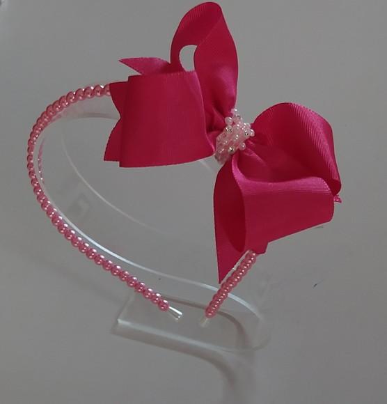 Tiara de pérolas com laço pink