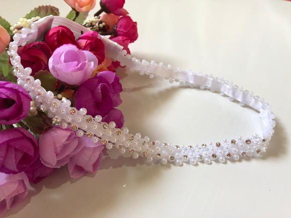 Faixa branca de pérolas e strass.